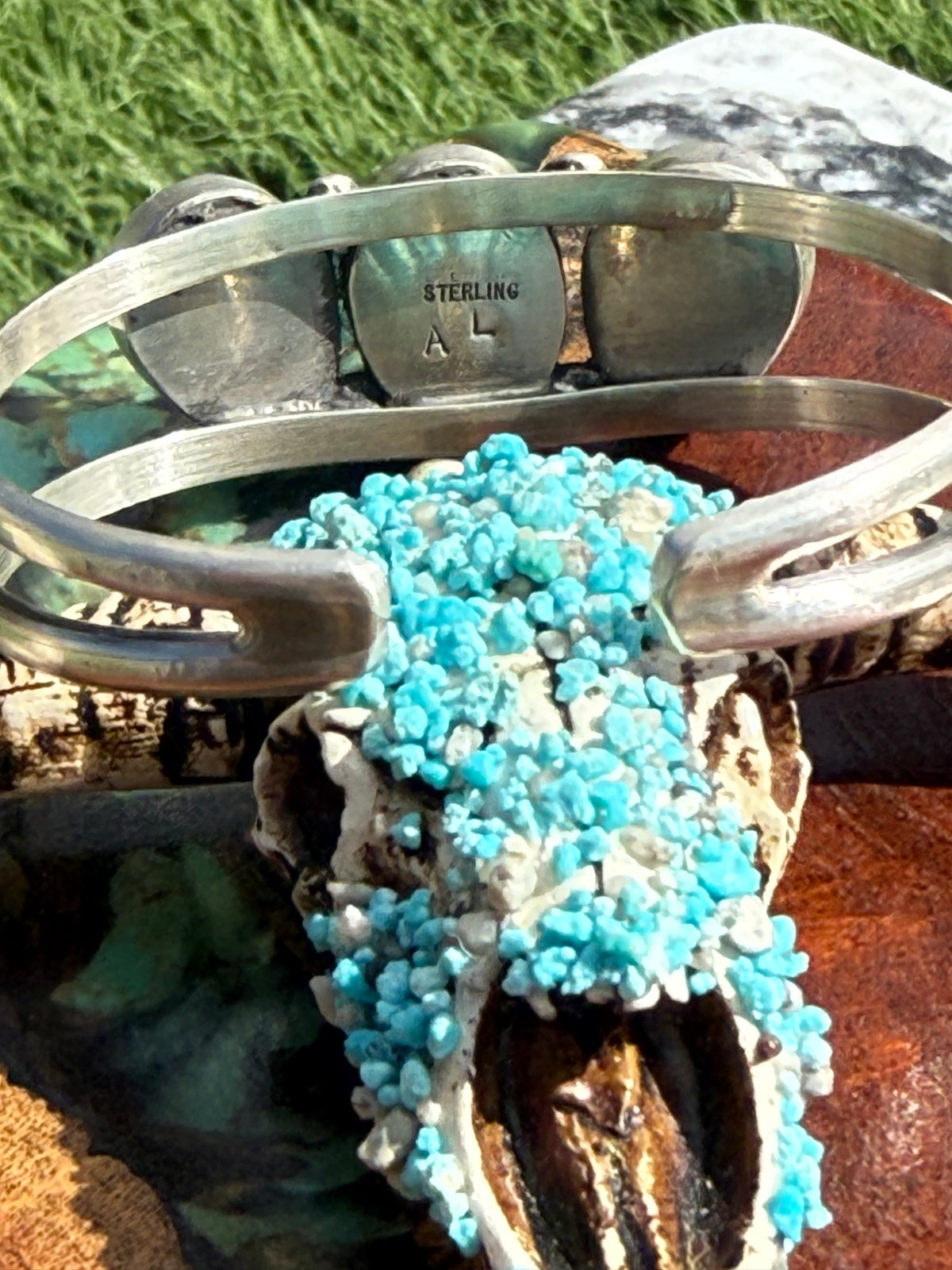 Navajo Handmade Conch Three Stone Cuff